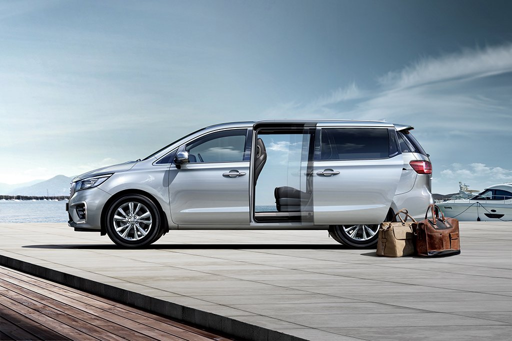 ايجار فان عائلي كيا كرنفال الجديد للحجز 00201207056289