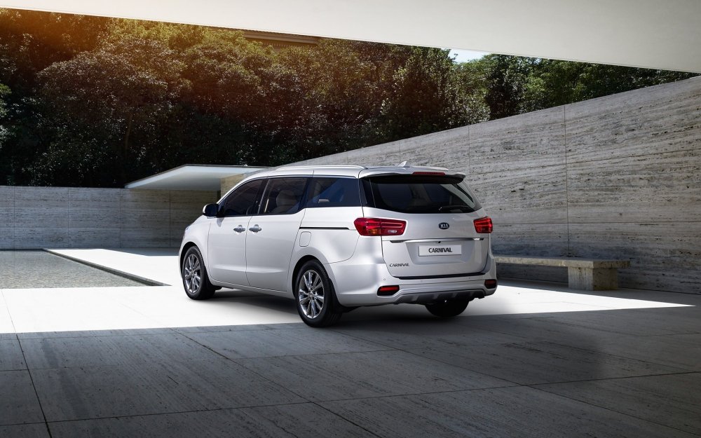 كيا كرنفال 2018 الجديدة للايجار للسياحة والسفر وليموزين المطار